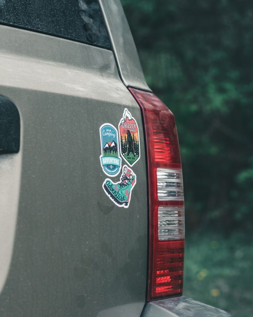 Enlever autocollant voiture : astuces simples pour un résultat parfait