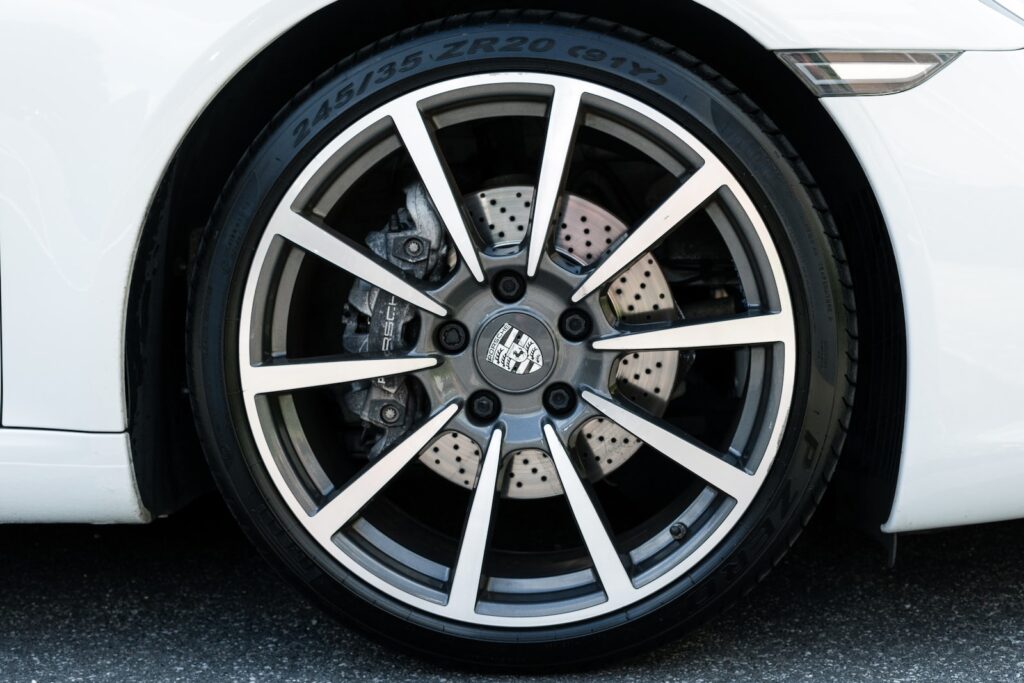 Comment changer une roue voiture : étapes simples pour débutants