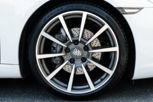 Comment changer une roue voiture : étapes simples pour débutants
