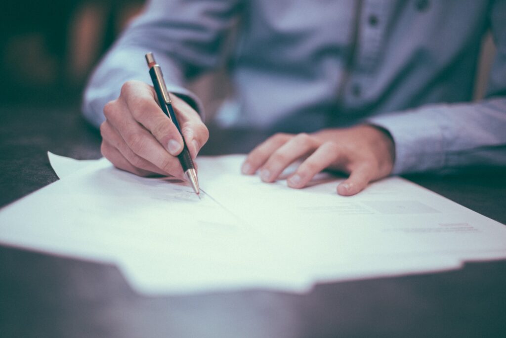 Assurance tiers : avantages et inconvénients à connaître avant de souscrire