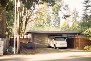 Carport 3 voitures : comment choisir et installer le meilleur modĂšle pour votre maison