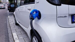 Coût recharge voiture électrique : comment optimiser votre budget