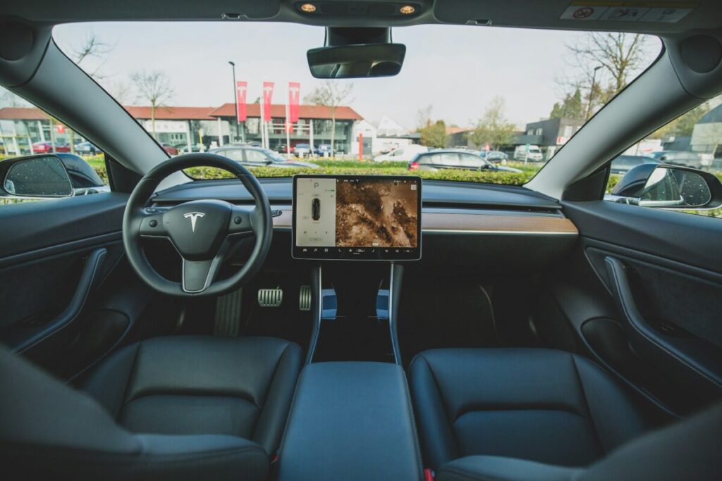 Tesla intérieur : design minimaliste et technologie embarquée 🚀